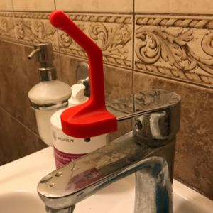 Adaptador d'aixeta de palanca per a obertura amb el colze
